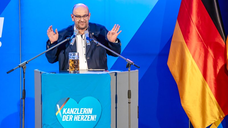 Stephan Protschka, der aktuelle bayerische AfD-Landesvorsitzende, steht vor einem Rednerpult der AfD. | Bild: picture alliance / Wolfgang Maria Weber | R7172 Stephan Protschka, der aktuelle bayerische AfD-Landesvorsitzende, steht vor einem Rednerpult der AfD.