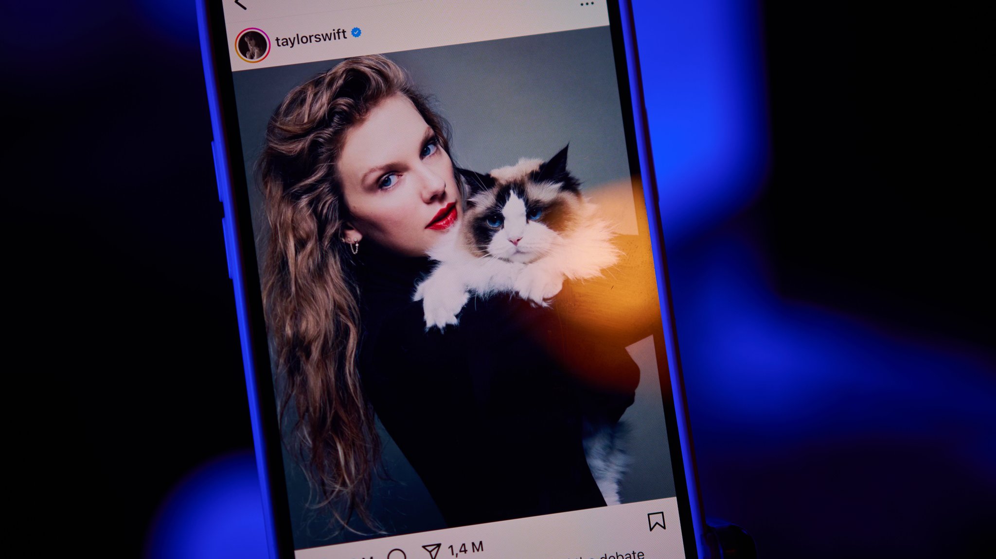 Ein Bild von Sängerin Taylor Swift mit Katze aus ihrem Instagram-Channel, fotografiert auf einem Handy. Taylor Swift hat per Instagramm eine Wahlempfehlung für Kamala Harris abgegeben