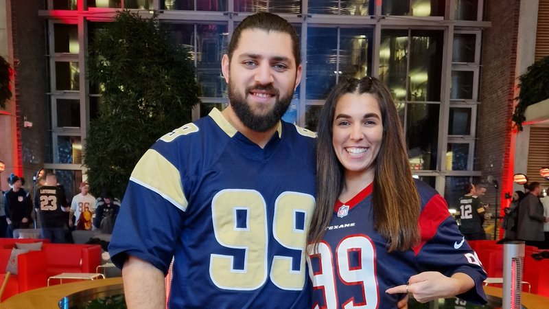 Sercan Vardar und Giulia La Manna sind Football-Fans aus Augsburg und waren beim NFL Munich Game in der Allianz Arena dabei. | Bild: Giulia La Manna Sercan Vardar und Giulia La Manna sind Football-Fans aus Augsburg und waren beim NFL Munich Game in der Allianz Arena dabei.