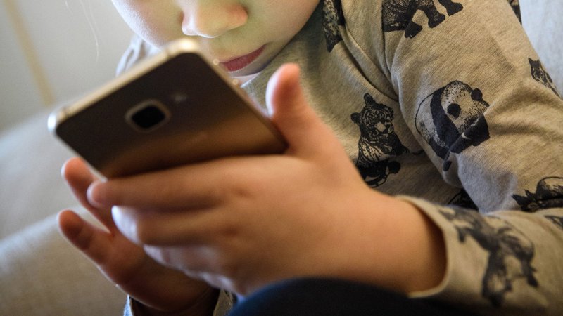 Ein Kind tippt auf einem Handy | Bild: dpa-Bildfunk/Hans-Jürgen Wiedl Ein Kind tippt auf einem Handy