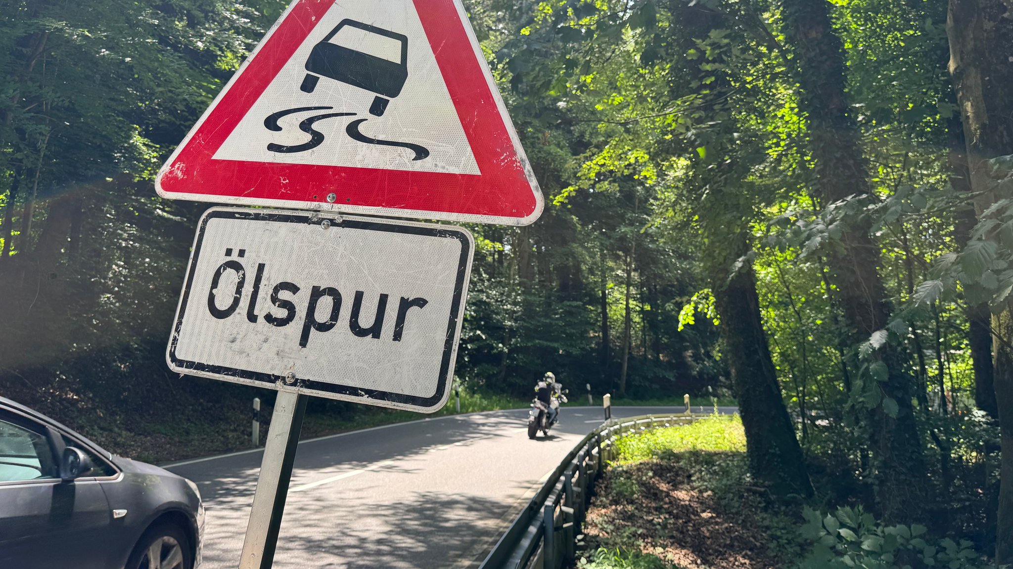 08.06.26: Warnschild "Ölspur" auf der B308 | Bild: BR/Steffen Armbruster 08.06.26: Warnschild "Ölspur" auf der B308