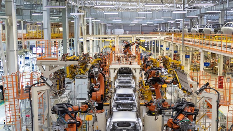 Montageband mit Karosserien bei einem Automobilhersteller. | Bild: stock.adobe.com/Ivan Traimak Montageband mit Karosserien bei einem Automobilhersteller.