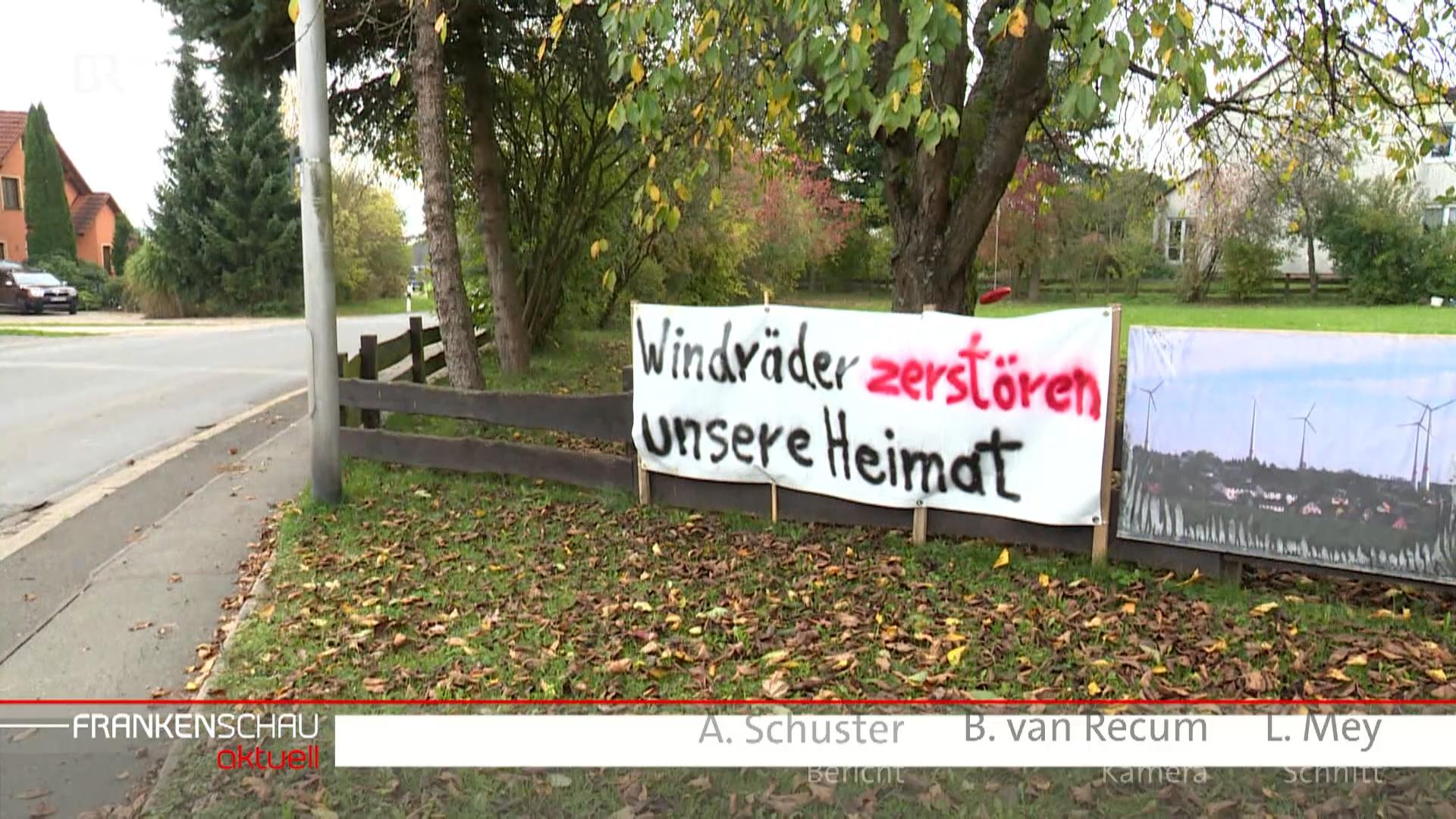 Mit einem Banner demonstrieren Bürger gegen neue Windräder.