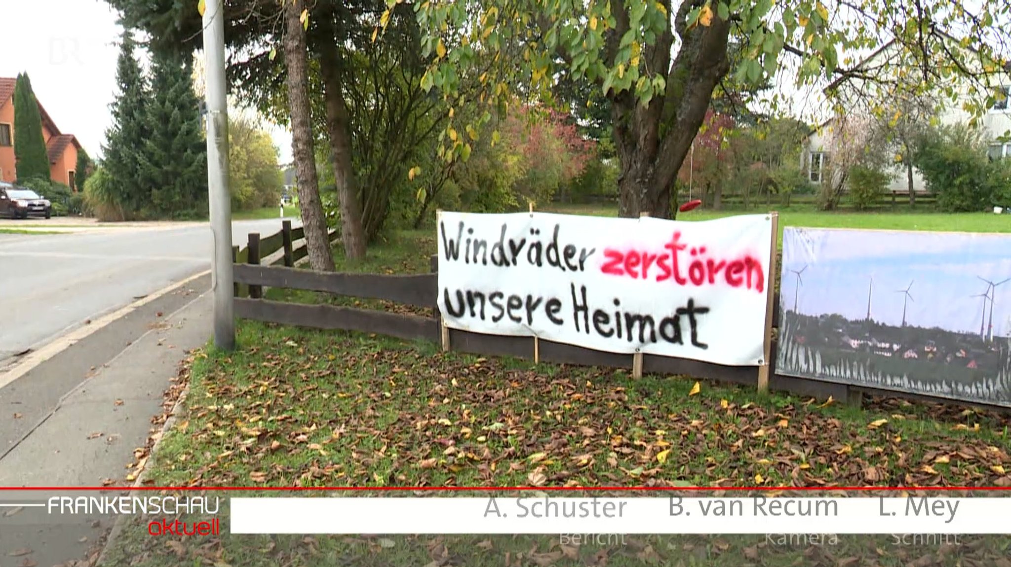 Mit einem Banner demonstrieren Bürger gegen neue Windräder.