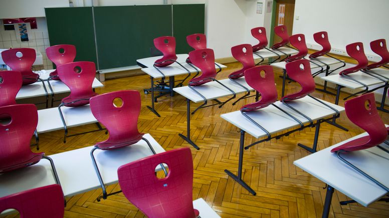 Leeres Klassenzimmer mit hochgestellten Stühlen. | Bild:pa/Michael Weber