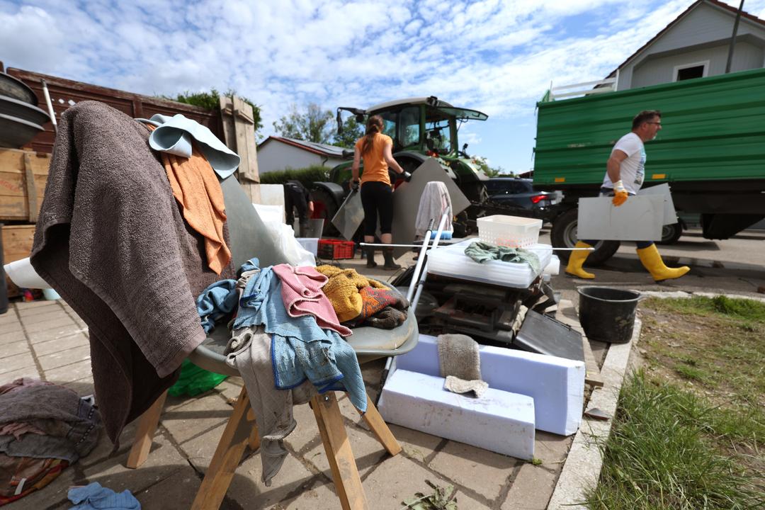 Baar-Ebenhausen: Anwohner und Helfer laden vom Hochwasser zerstörte Einrichtungsgegenstände auf einen Anhänger.