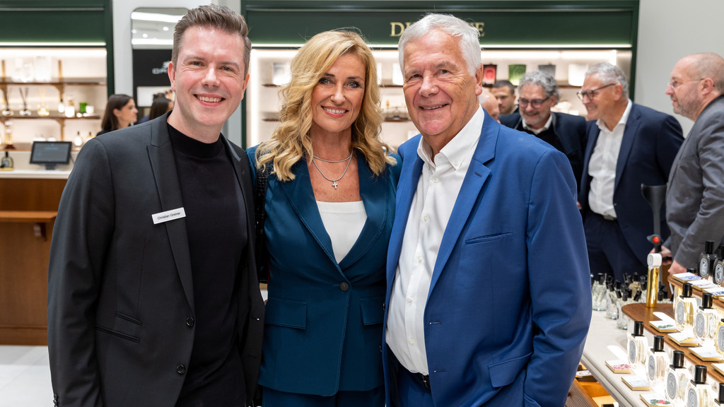 Der Nürnberger Unternehmer Hans Rudolf Wöhrl steht mit seiner Frau Dagmar Wöhrl und seinem Sohn und Wöhrl-Aufsichtsratschef Christian Greiner bei der Neueröffnung des Modehauses Wöhrl in den Geschäftsräumen.