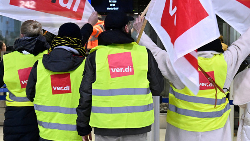 Vier Streikende tragen gelbe Westen mit der Aufschrift "Verdi". (Symbolbild)  