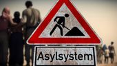 Ein Baustellensymbol mit der Aufschrift "Asylsystem" vor einer Familie. | Bild:picture alliance / Shotshop | stadtratte