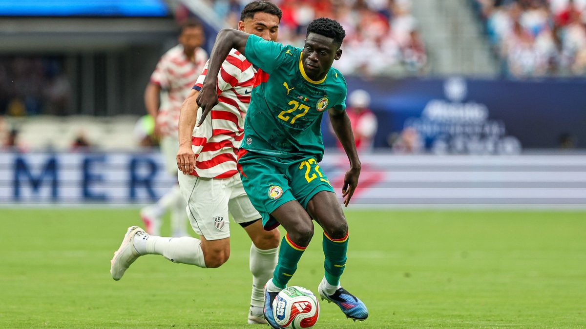 Bara Sapoko Ndiaye beweist sich im Testspiel gegen die USA am Ball | Bild: picture alliance / ZUMAPRESS.com | Chris Arjoon Bara Sapoko Ndiaye beweist sich im Testspiel gegen die USA am Ball