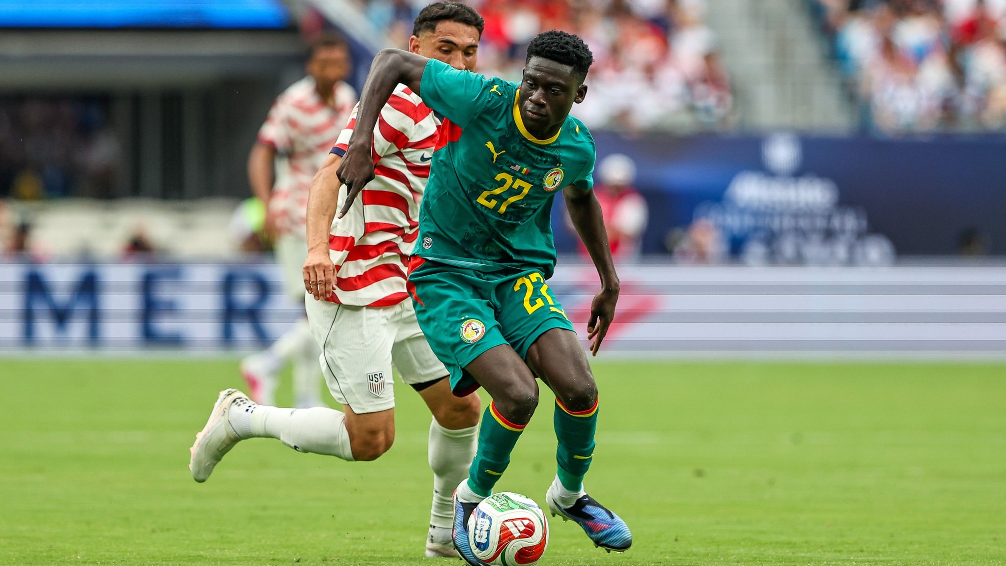 Bara Sapoko Ndiaye beweist sich im Testspiel gegen die USA am Ball | Bild: picture alliance / ZUMAPRESS.com | Chris Arjoon Bara Sapoko Ndiaye beweist sich im Testspiel gegen die USA am Ball