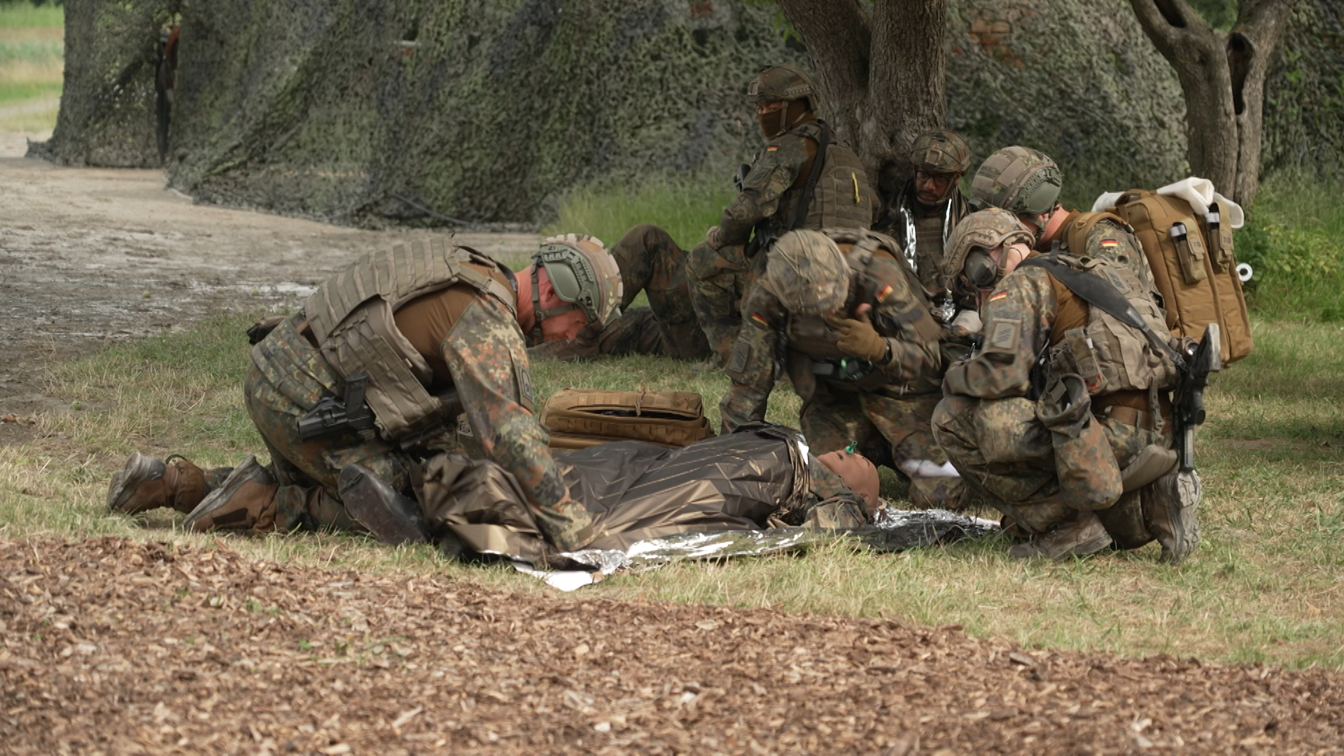 Soldaten versorgen bei einer Übung einen "verletzten" Dummy, der am Boden liegt. 
