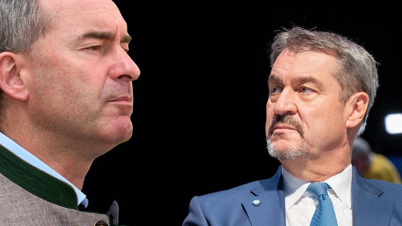 FOTOMONTAGE, Markus Söder (CSU) und Hubert Aiwanger (Freie Wähler) stehen sich gegenüber | Bild: picture alliance / CHROMORANGE | Michael Bihlmayer FOTOMONTAGE, Markus Söder (CSU) und Hubert Aiwanger (Freie Wähler) stehen sich gegenüber