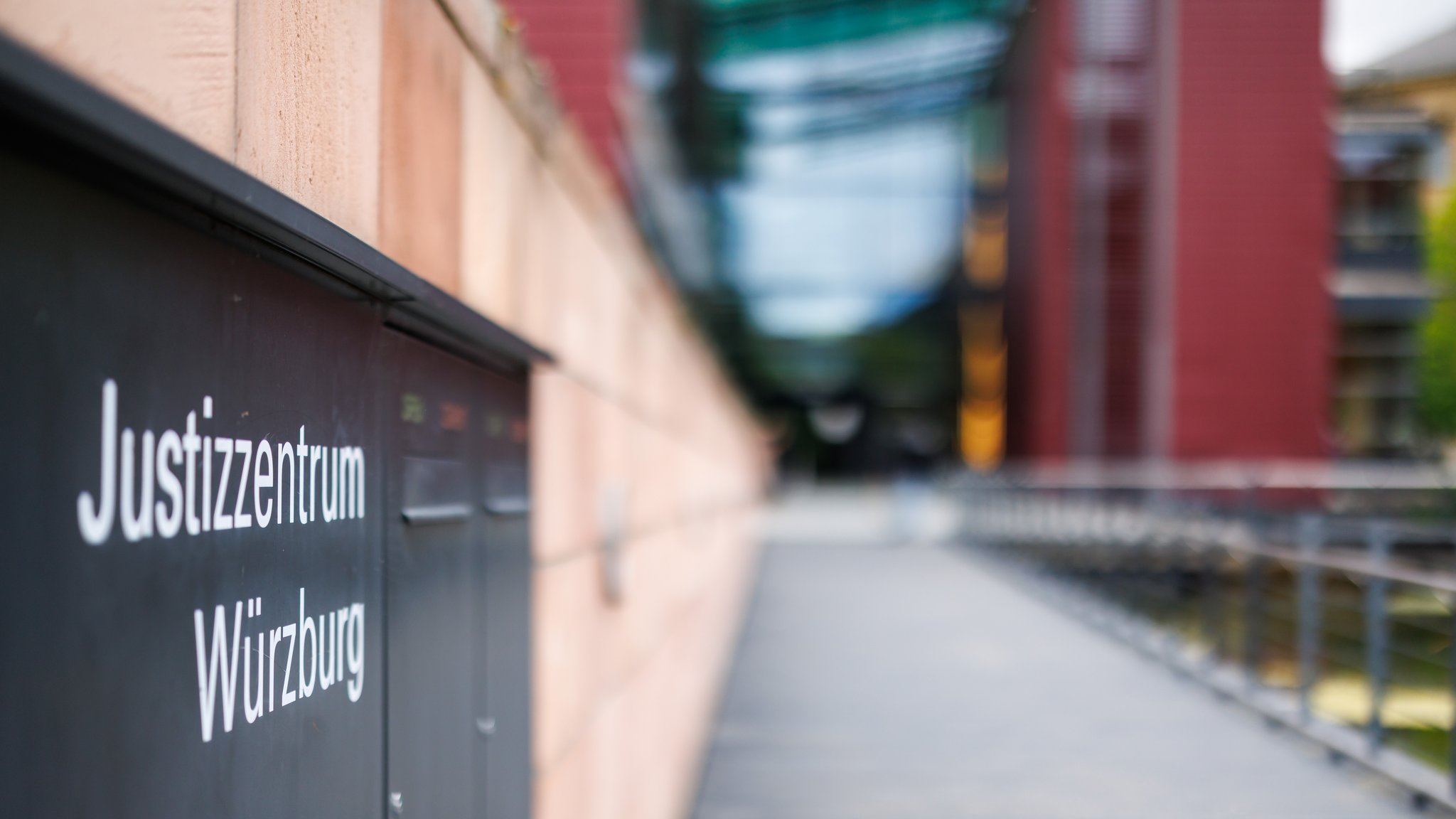 "Justizzentrum Würzburg" steht auf einem Schild im Eingangsbereich zum Landgericht.