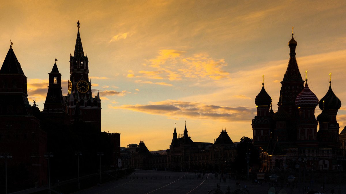 Moskau: Links der Kreml, rechts die Basilius-Kathedrale.