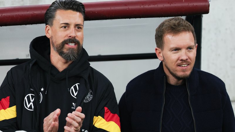 Bundestrainer Julian Nagelsmann (r.) und sein Co-Trainer Sandro Wagner | Bild: picture-alliance/dpa Bundestrainer Julian Nagelsmann (r.) und sein Co-Trainer Sandro Wagner