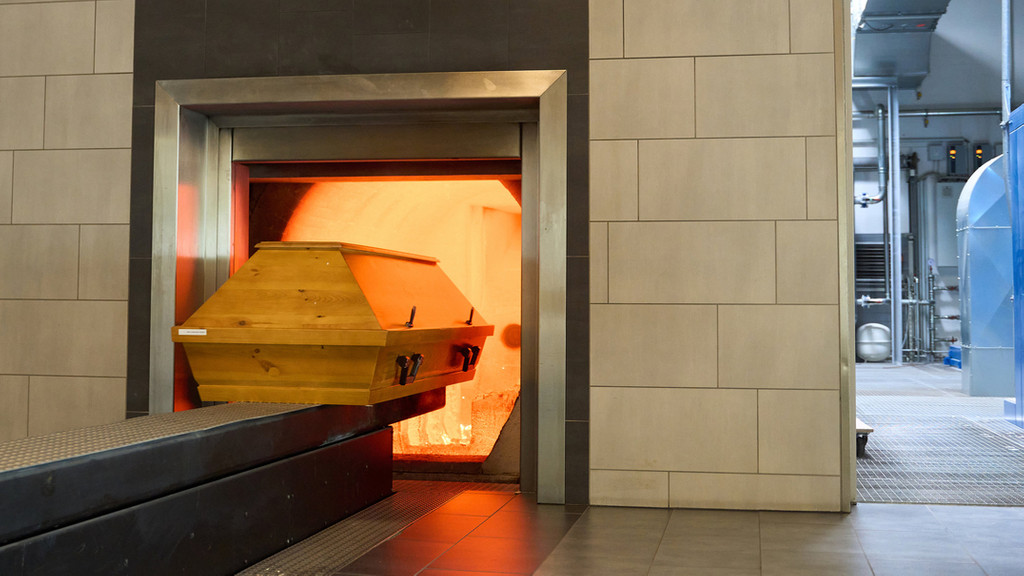 Ein Sarg fährt im Krematorium in Dachsenhausen bei Koblenz in die Brennkammer ein. 