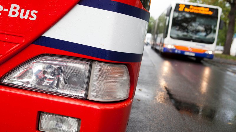Ein 15-Jähriger hat in der hessischen Landeshauptstadt Wiesbaden einen Linienbus gestohlen. | Bild: picture alliance / dpa | Frank Rumpenhorst Ein 15-Jähriger hat in der hessischen Landeshauptstadt Wiesbaden einen Linienbus gestohlen.