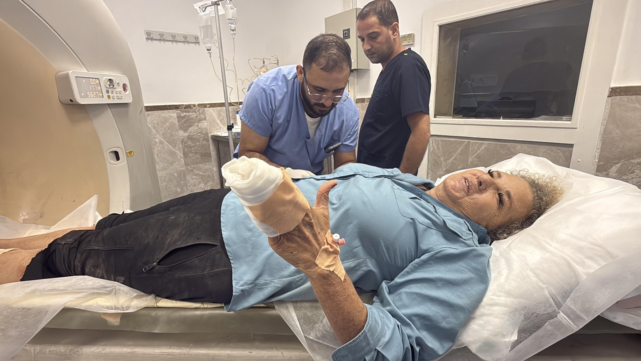 Heidi Levine, eine amerikanische Fotojournalistin für die "Washington Post" und internationale Solidaritätsaktivistin, wird in einem Krankenhaus medizinisch behandelt, nachdem sie im Dorf Turmusayya – nordöstlich der Stadt Ramallah im Westjordanland – von der israelischen Armee angegriffen wurde.