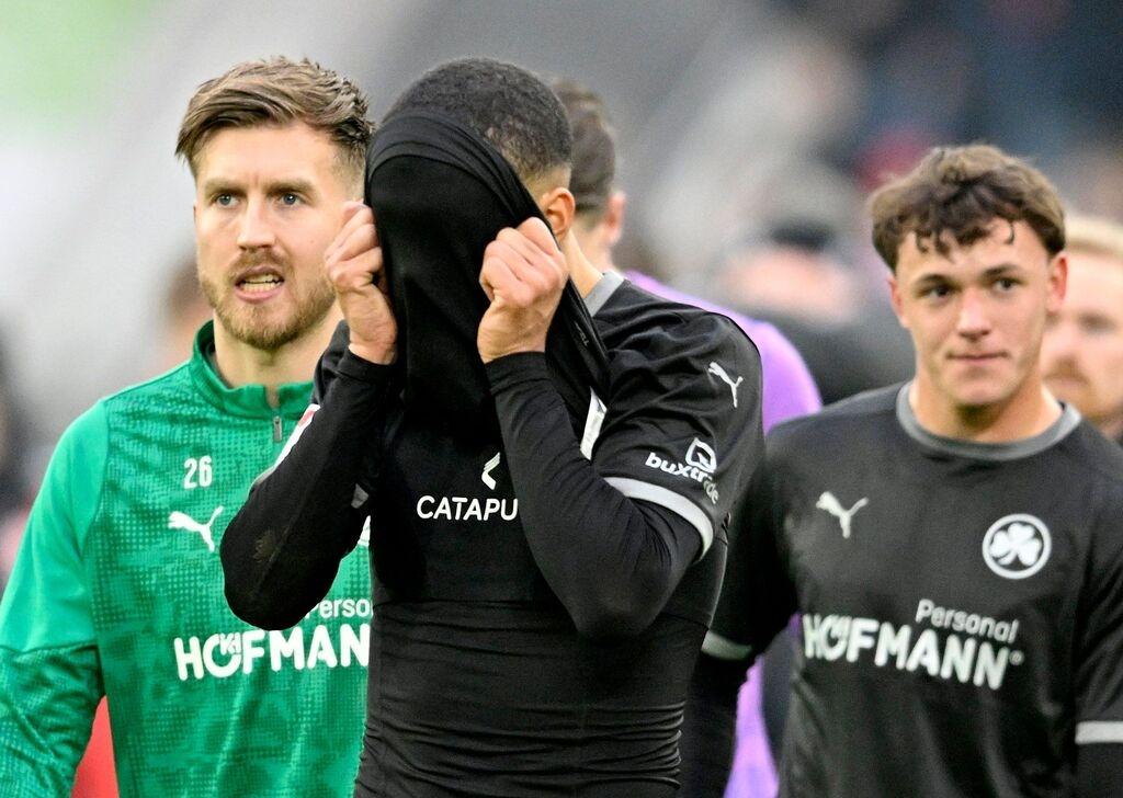 20.12.2025, Nordrhein-Westfalen, Düsseldorf: Fußball, 2. Bundesliga, Fortuna Düsseldorf - SpVgg Greuther Fürth, 17. Spieltag, Merkur Spiel-Arena. Maximilian Dietz (SpVgg Greuther Fürth, M) reagiert nach dem Spiel. Das Spiel endete 2:1. Foto: Anke Waelischmiller/dpa - WICHTIGER HINWEIS: Gemäß den Vorgaben der DFL Deutsche Fußball Liga bzw. des DFB Deutscher Fußball-Bund ist es untersagt, in dem Stadion und/oder vom Spiel angefertigte Fotoaufnahmen in Form von Sequenzbildern und/oder videoähnlichen Fotostrecken zu verwerten bzw. verwerten zu lassen. +++ dpa-Bildfunk +++