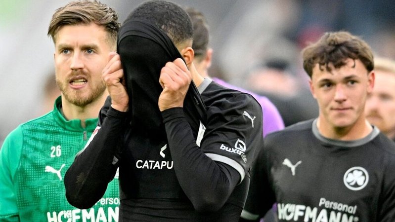 20.12.2025, Nordrhein-Westfalen, Düsseldorf: Fußball, 2. Bundesliga, Fortuna Düsseldorf - SpVgg Greuther Fürth, 17. Spieltag, Merkur Spiel-Arena. Maximilian Dietz (SpVgg Greuther Fürth, M) reagiert nach dem Spiel. Das Spiel endete 2:1. Foto: Anke Waelischmiller/dpa - WICHTIGER HINWEIS: Gemäß den Vorgaben der DFL Deutsche Fußball Liga bzw. des DFB Deutscher Fußball-Bund ist es untersagt, in dem Stadion und/oder vom Spiel angefertigte Fotoaufnahmen in Form von Sequenzbildern und/oder videoähnlichen Fotostrecken zu verwerten bzw. verwerten zu lassen. +++ dpa-Bildfunk +++ | Bild: dpa-Bildfunk/Anke Waelischmiller 20.12.2025, Nordrhein-Westfalen, Düsseldorf: Fußball, 2. Bundesliga, Fortuna Düsseldorf - SpVgg Greuther Fürth, 17. Spieltag, Merkur Spiel-Arena. Maximilian Dietz (SpVgg Greuther Fürth, M) reagiert nach dem Spiel. Das Spiel endete 2:1. Foto: Anke Waelischmiller/dpa - WICHTIGER HINWEIS: Gemäß den Vorgaben der DFL Deutsche Fußball Liga bzw. des DFB Deutscher Fußball-Bund ist es untersagt, in dem Stadion und/oder vom Spiel angefertigte Fotoaufnahmen in Form von Sequenzbildern und/oder videoähnlichen Fotostrecken zu verwerten bzw. verwerten zu lassen. +++ dpa-Bildfunk +++