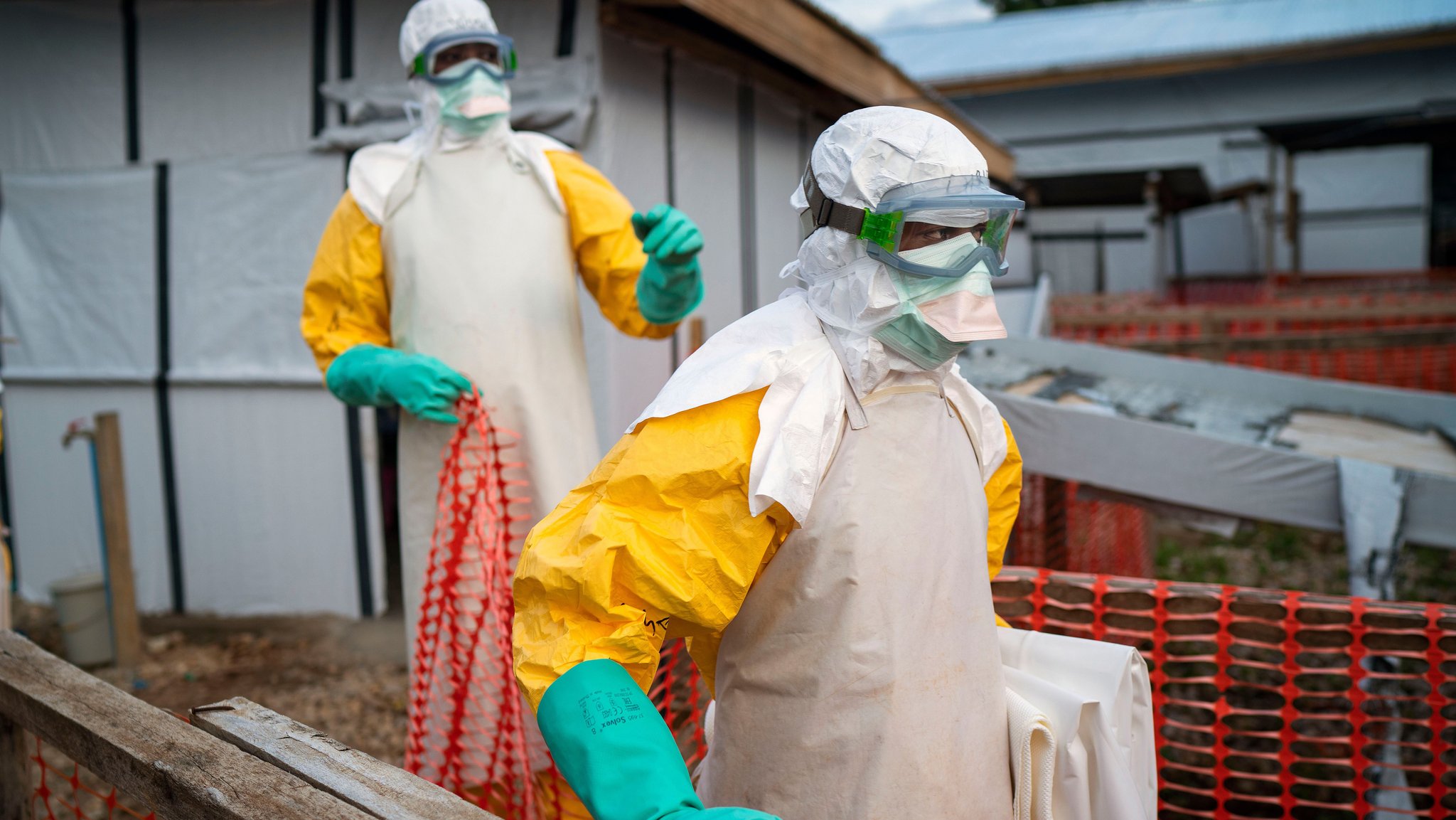 ARCHIV - 13.07.2019, Demokratische Republik Kongo, Beni: Helfer kommen in Schutzanzügen zu ihrer Schicht in einem Behandlungszentrum mit Ebola-Erkrankten. In der Demokratischen Republik Kongo ist erneut das Ebola-Virus ausgebrochen. Archivbild. (zu dpa: «Gesundheitsbehörde: Ebola-Ausbruch im Kongo») Foto: Jerome Delay/AP/dpa +++ dpa-Bildfunk +++ | Bild: dpa-Bildfunk/Jerome Delay ARCHIV - 13.07.2019, Demokratische Republik Kongo, Beni: Helfer kommen in Schutzanzügen zu ihrer Schicht in einem Behandlungszentrum mit Ebola-Erkrankten. In der Demokratischen Republik Kongo ist erneut das Ebola-Virus ausgebrochen. Archivbild. (zu dpa: «Gesundheitsbehörde: Ebola-Ausbruch im Kongo») Foto: Jerome Delay/AP/dpa +++ dpa-Bildfunk +++