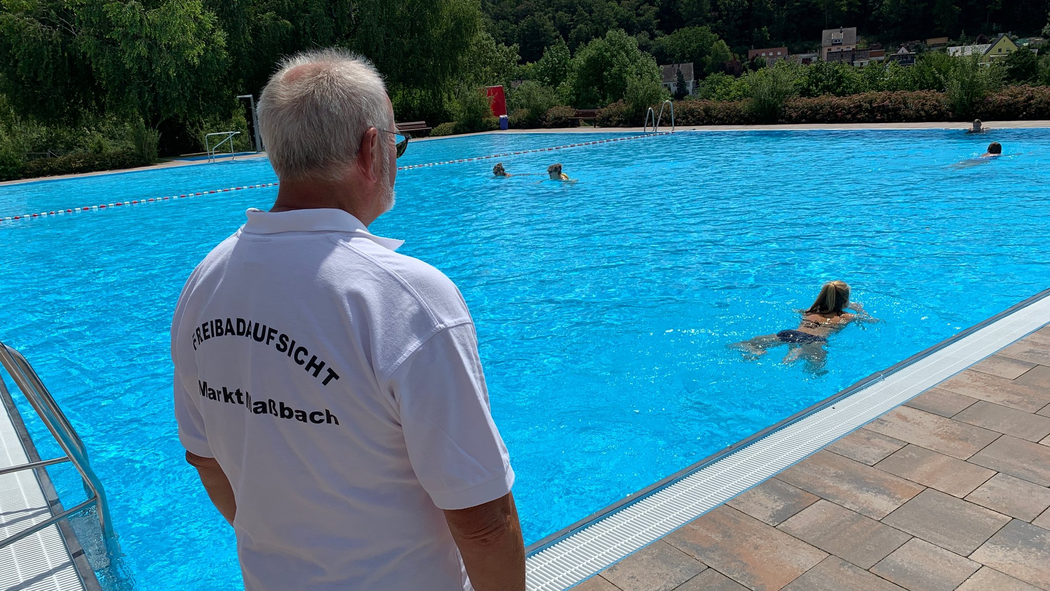 Das Freibad in Maßbach: Unter der Woche gibt es mit Gerhard Großmann nur eine einzige verfügbare Badeaufsicht mit der nötigen Qualifikation.