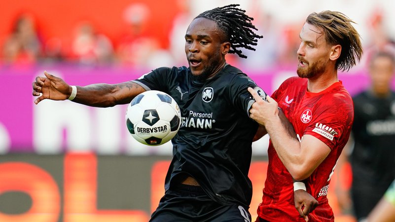 Kaiserslautern und Fürth liefern sich in der 2. Fußball-Bundesliga ein unterhaltsames Duell. Am Ende gibt es keinen Sieger. | Bild: picture alliance/dpa | Uwe Anspach Kaiserslautern und Fürth liefern sich in der 2. Fußball-Bundesliga ein unterhaltsames Duell. Am Ende gibt es keinen Sieger.