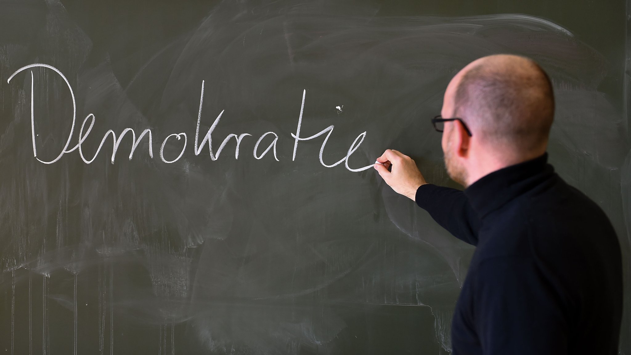 Symbolbild: Rechtsextremismus an Schulen – Wie Lehrkräfte damit umgehen? 