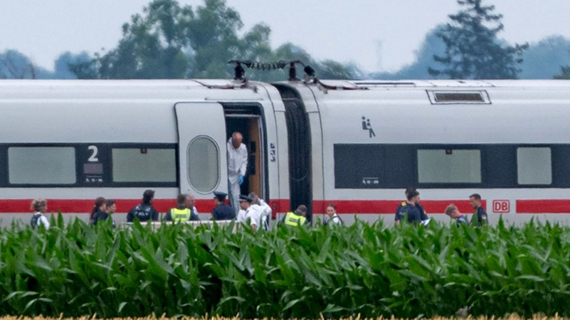 Die Polizei und Spurensicherung ermitteln in einem ICE, in dem ein Mann in Niederbayern mehrere Passagiere angegriffen hat. | Bild: dpa-Bildfunk/Armin Weigel Die Polizei und Spurensicherung ermitteln in einem ICE, in dem ein Mann in Niederbayern mehrere Passagiere angegriffen hat.