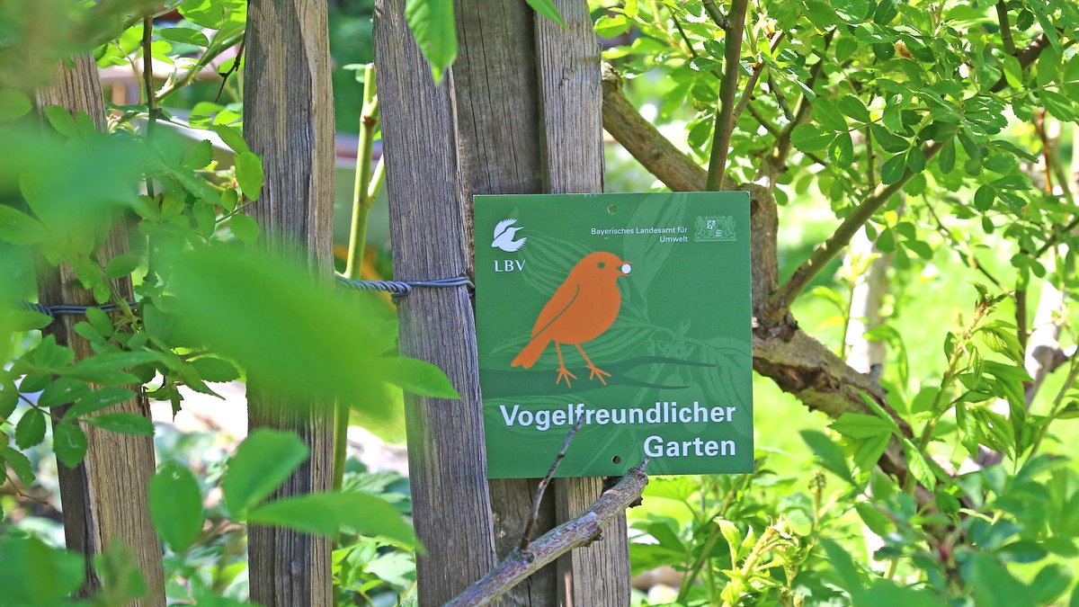 Plakette "Vogelfreundlicher Garten" des Landesbundes für Vogel- und Naturschutz (LBV)