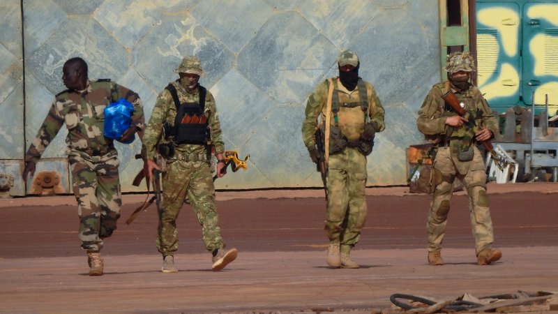 Dieses undatierte Foto, das vom französischen Militär zur Verfügung gestellt wurde, zeigt drei russische Söldner im Norden Malis.