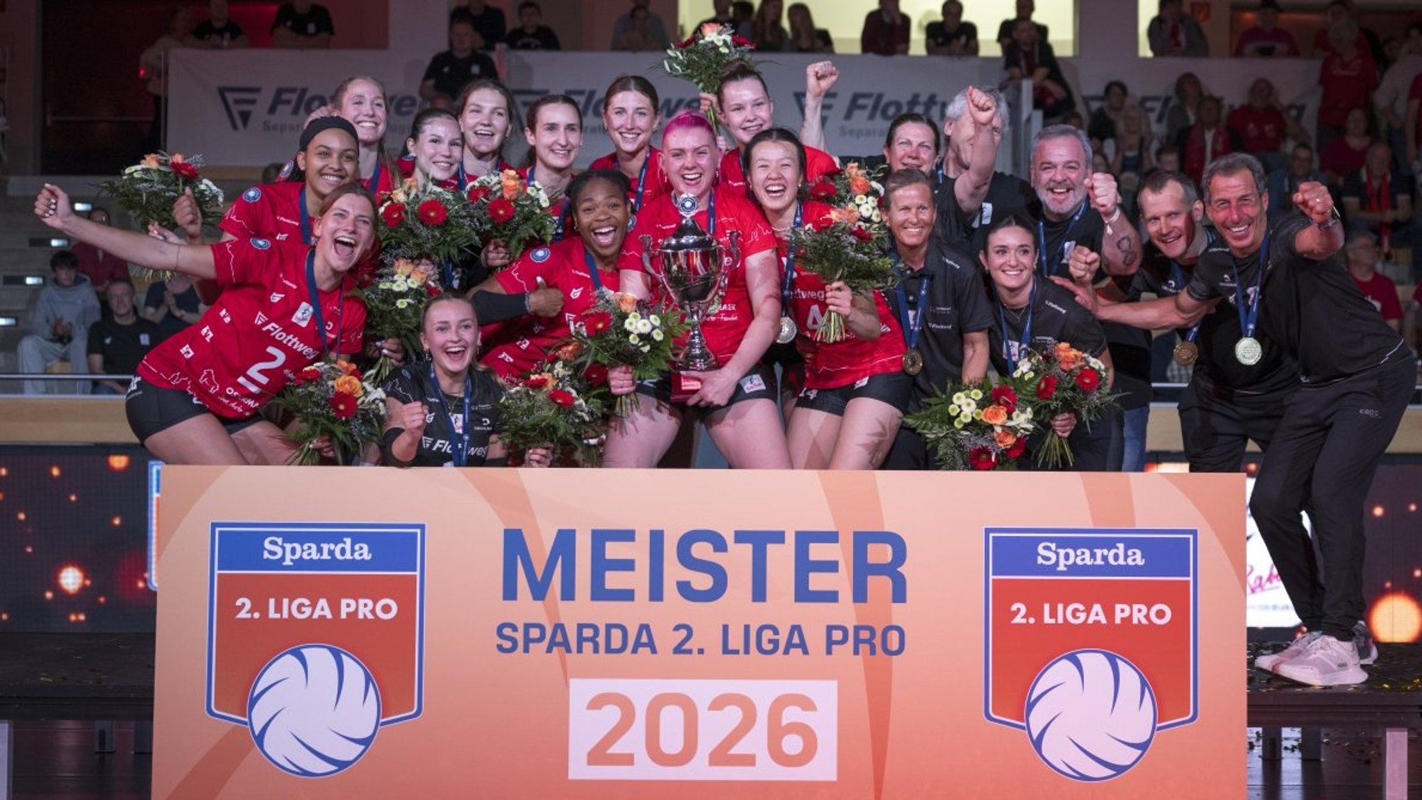 Die Volleyballerinnen der Roten Raben Vilsbiburg feiern die Meisterschaft in der 2. Bundesliga. 