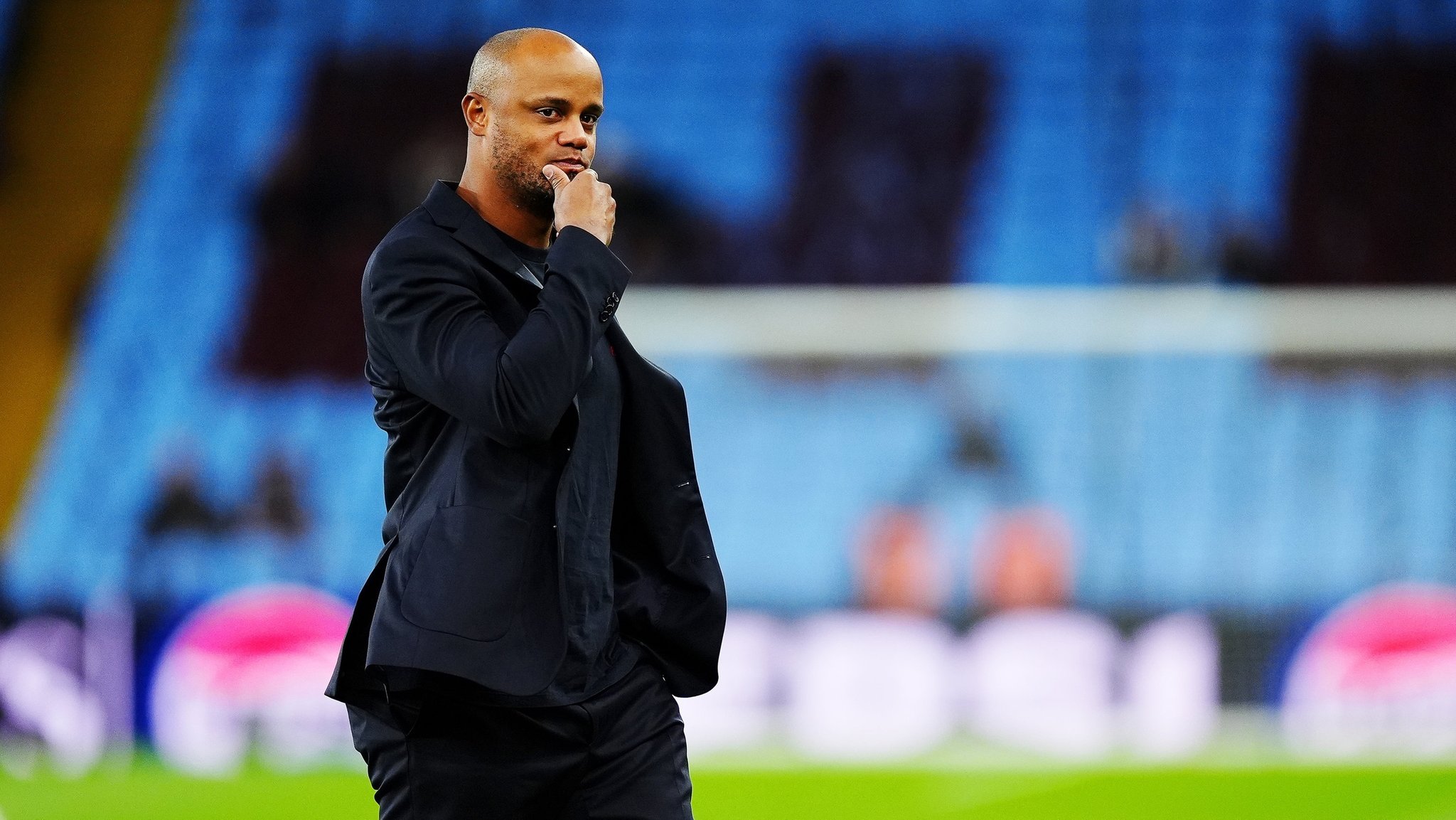 02.10.2024, Großbritannien, Birmingham: Fußball: Champions League, Aston Villa - Bayern München, Vorrunde, 2. Spieltag, Villa Park, Münchens Trainer Vincent Kompany steht vor dem Spiel auf dem Platz. Foto: Mike Egerton/PA Wire/dpa +++ dpa-Bildfunk +++