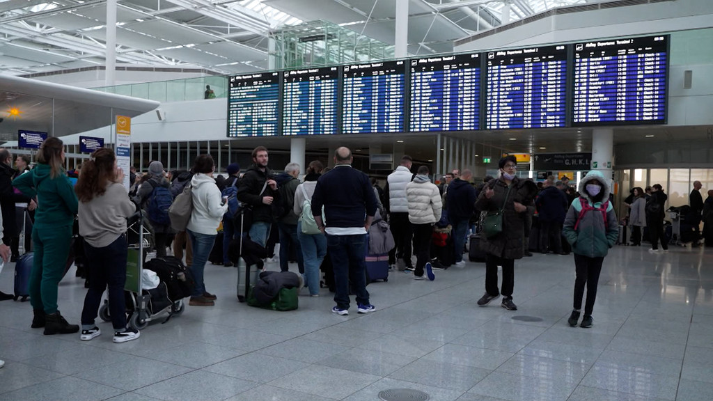 Der Betrieb am Flughafen München ist immer noch vom Wetter und den Folgen des gestrigen Tages beeinträchtigt. | Bild: Bayerischer Rundfunk 2022 Der Betrieb am Flughafen München ist immer noch vom Wetter und den Folgen des gestrigen Tages beeinträchtigt.