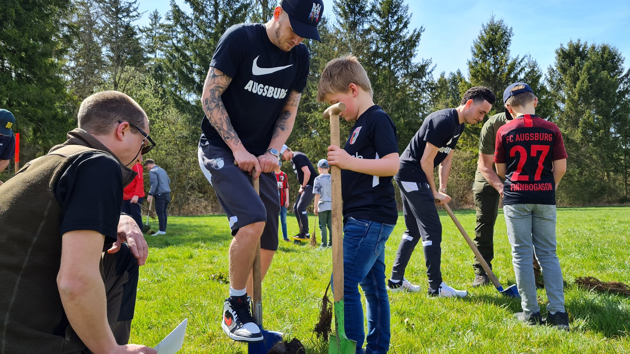 FCA-Profis und ihre jungen Fans beim Pflanzen der ersten FCA-Wald-Bäume