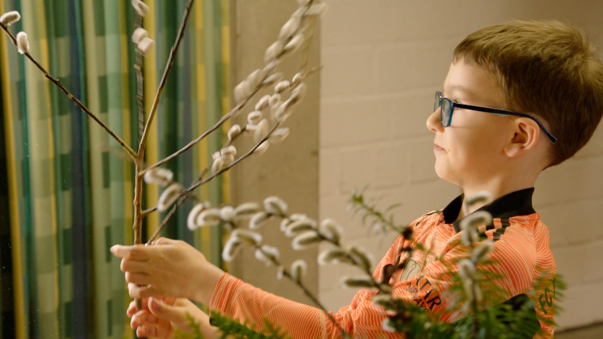 Ein Kind mit einem Palmzweig in der Hand