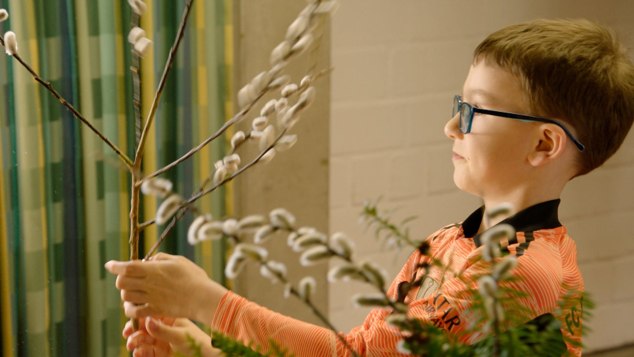 Ein Kind mit einem Palmzweig in der Hand