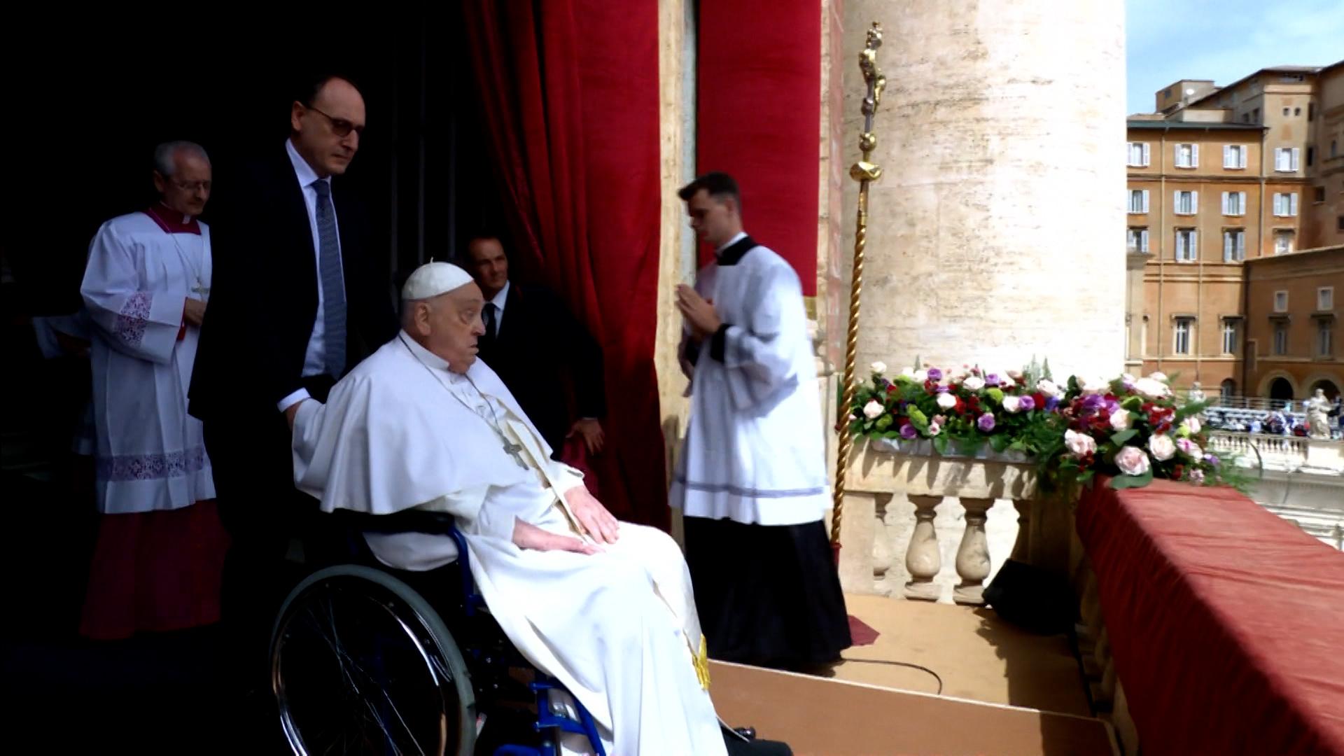 Vor mehreren Zehntausend Gläubigen auf dem Petersplatz hat Papst Franziskus zu Ostern den Segen Urbi et Orbi gespendet. 