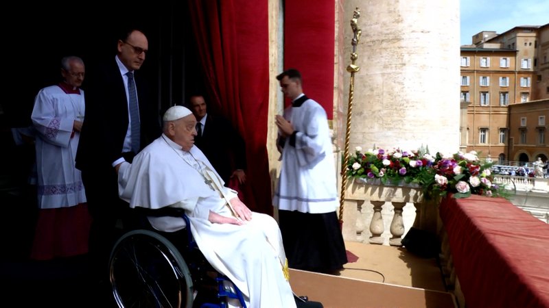 Vor mehreren Zehntausend Gläubigen auf dem Petersplatz hat Papst Franziskus zu Ostern den Segen Urbi et Orbi gespendet. | Bild: Bayerischer Rundfunk 2025 Vor mehreren Zehntausend Gläubigen auf dem Petersplatz hat Papst Franziskus zu Ostern den Segen Urbi et Orbi gespendet.