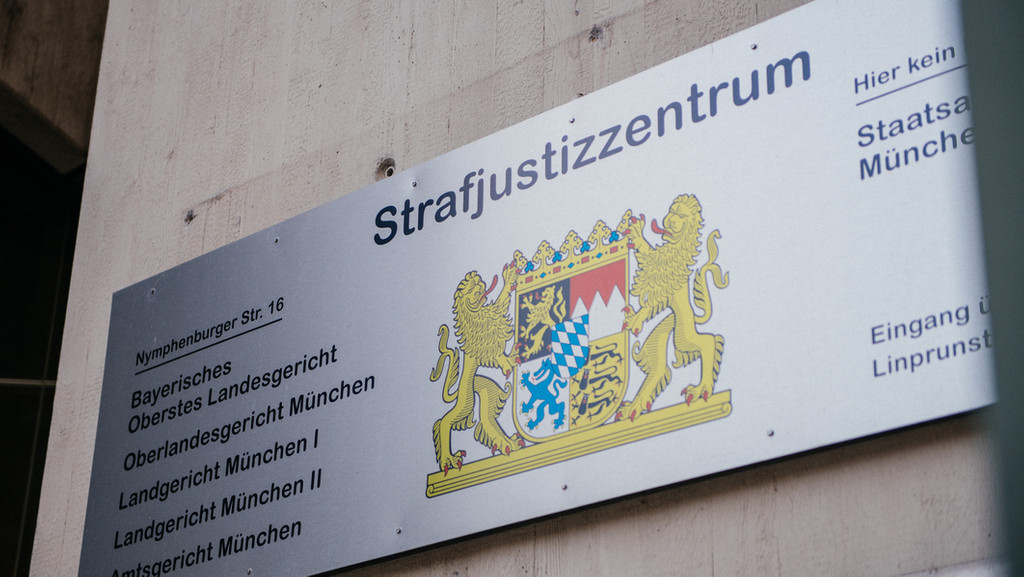Schild am Eingang des Strafjustizzentrums in München