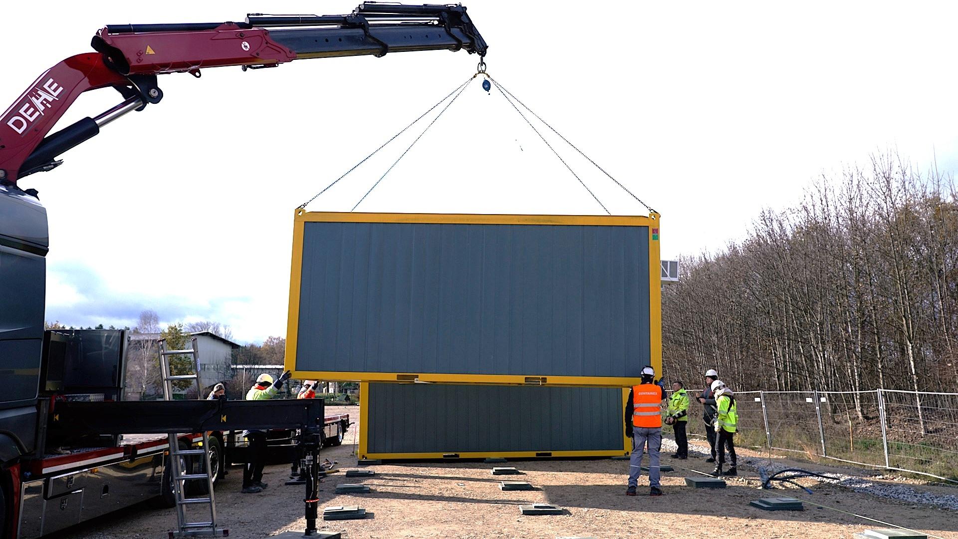 Ein Container nach dem anderen wird auf das Gelände geladen.