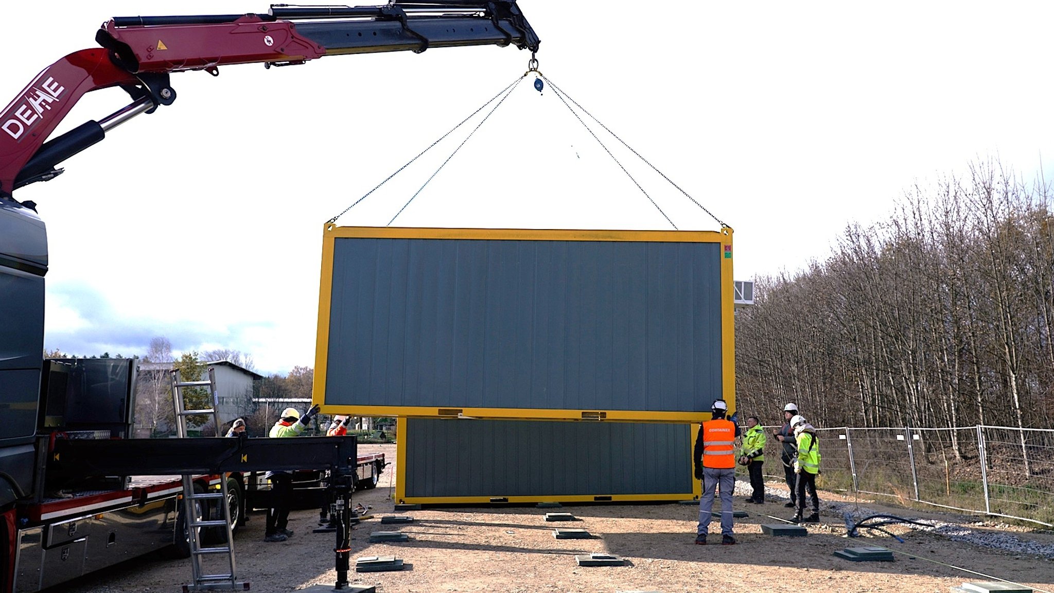 Ein Container nach dem anderen wird auf das Gelände geladen.