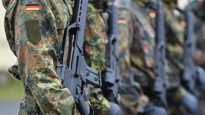 Soldaten vom Informationstechnikbataillon 381 der Kurmark-Kaserne tragen bei einem Apell Sturmgewehre
