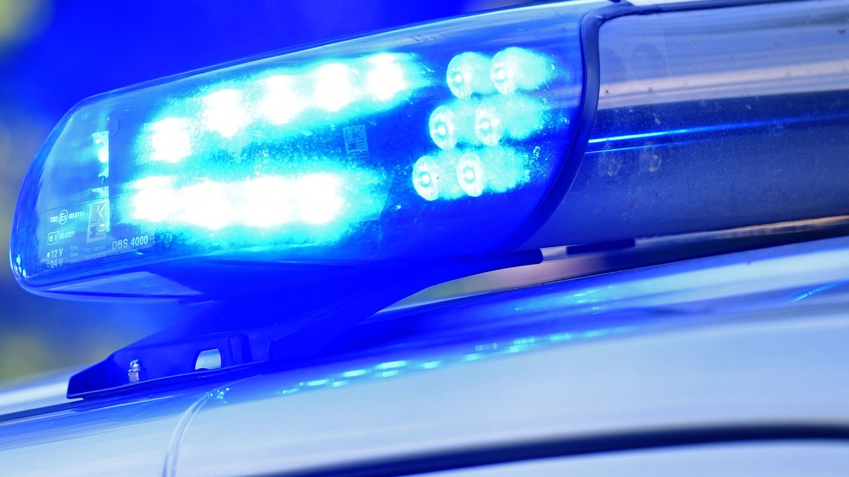 Blaulicht auf einem Polizeiauto (Symbolbild)