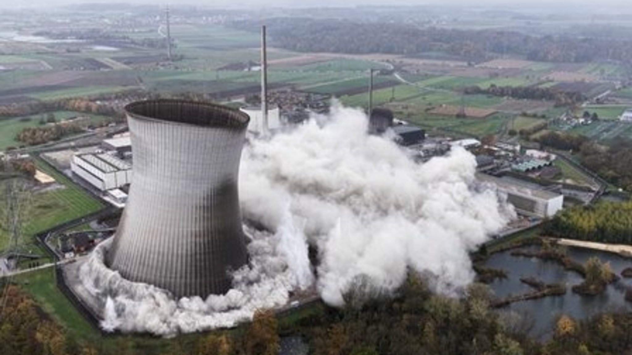Kühlturm stürzt bei Sprengung ein. 