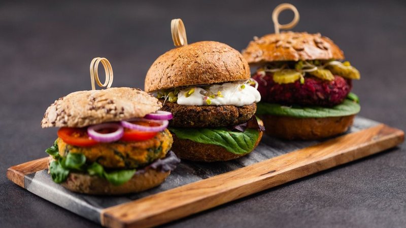 Ob Quinoa, Rote Beete oder Erbsenprotein: In fast jeden Burger-Restaurant gibt es mittlerweile eine vegetarische Variante. | Bild: adobe stock Ob Quinoa, Rote Beete oder Erbsenprotein: In fast jeden Burger-Restaurant gibt es mittlerweile eine vegetarische Variante.