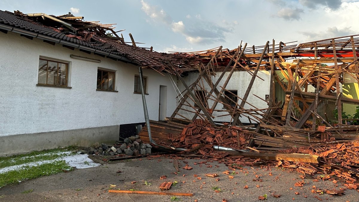 Drei Verletzte und zerstörte Tenne bei Unwetter in Oberbayern
