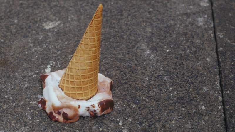 (Symbolbild) Eine Eiswaffel liegt auf dem Boden. | Bild: picture alliance / picturebox/Shotshop | picturebox (Symbolbild) Eine Eiswaffel liegt auf dem Boden.