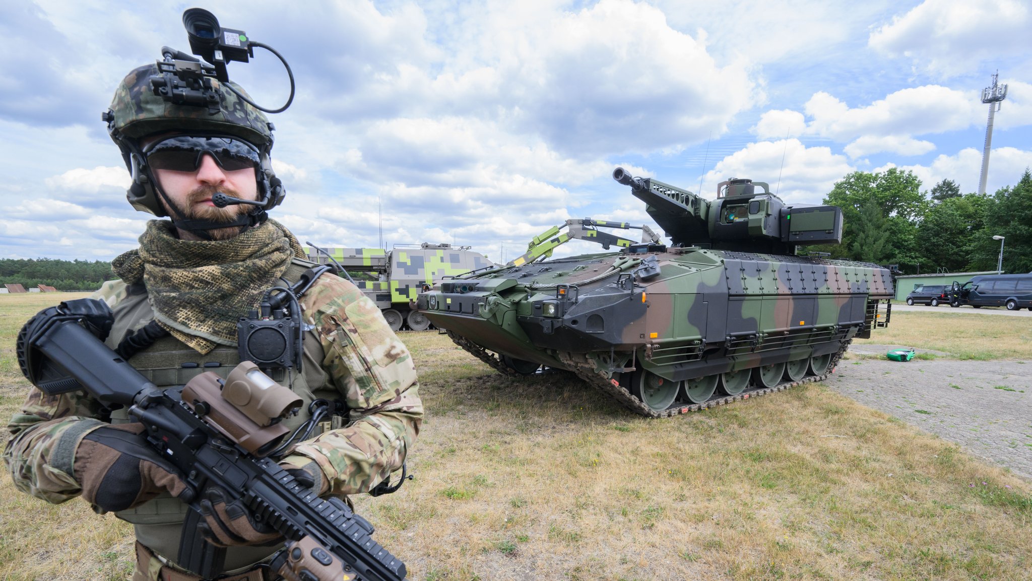 "Infanterist der Zukunft" auf dem Gelände des Rüstungskonzerns Rheinmetall